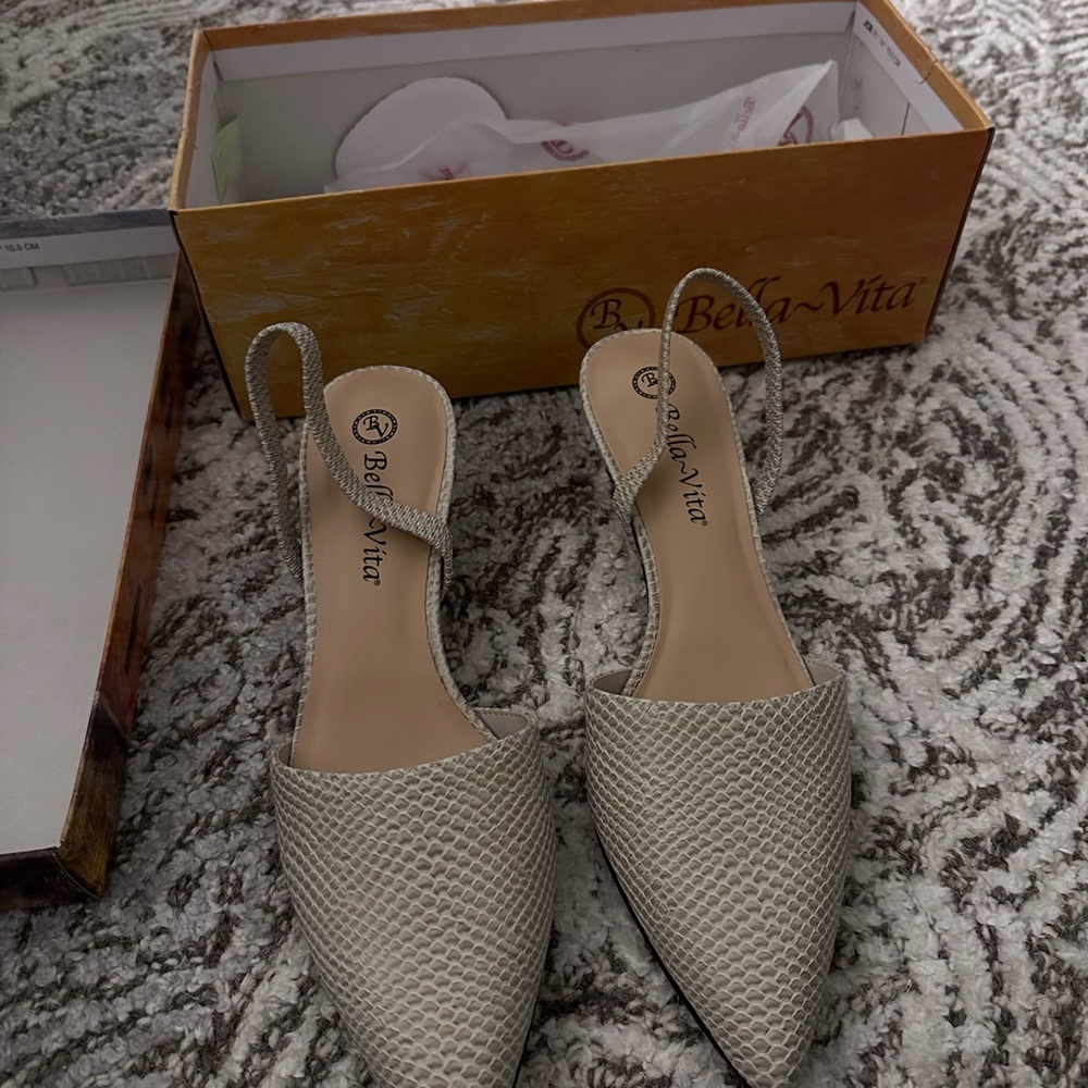 Never worn, low kitten heel, comfortable and cute!